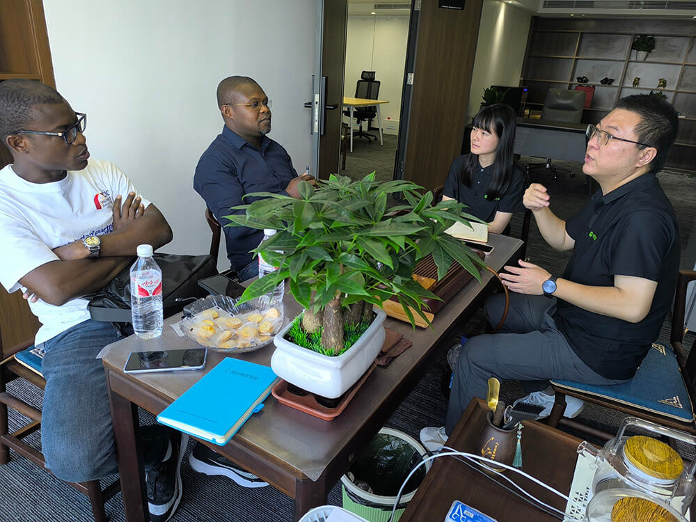 Boas-vindas calorosas ao nosso parceiro francês Michel! Boas-vindas calorosas ao nosso parceiro francês Michel!